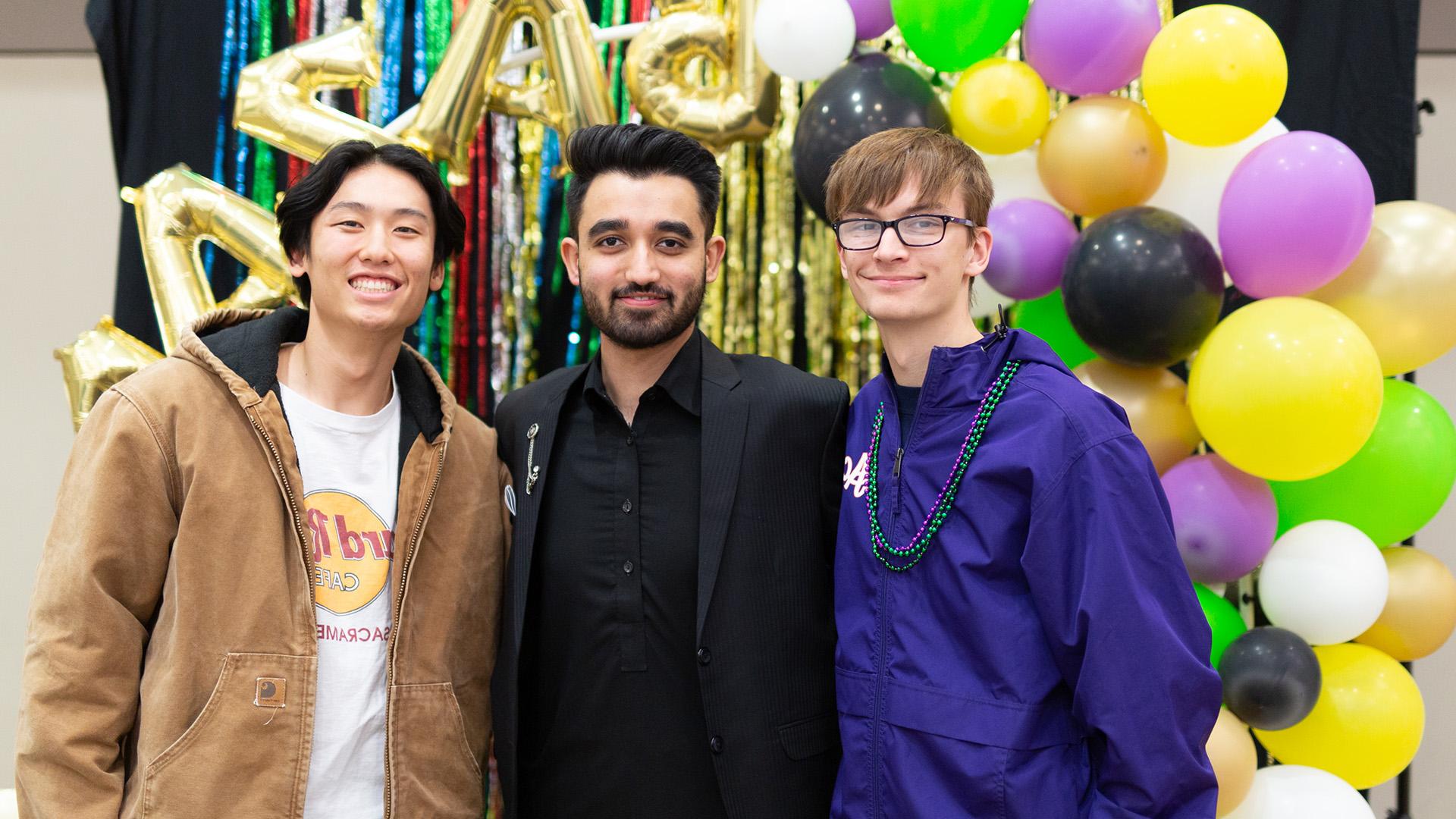 国际 Club members standing in front of balloons.