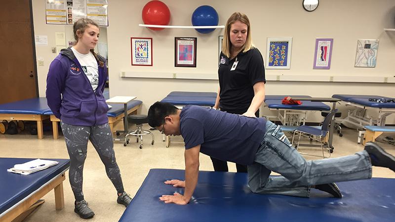 Ace保健 students with man stretching